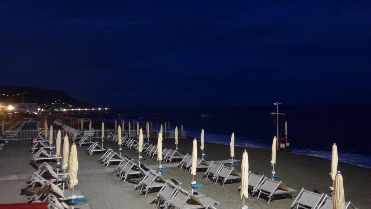 Ghiro Ghiotto Bed & Breakfast Pietra Ligure Exterior foto