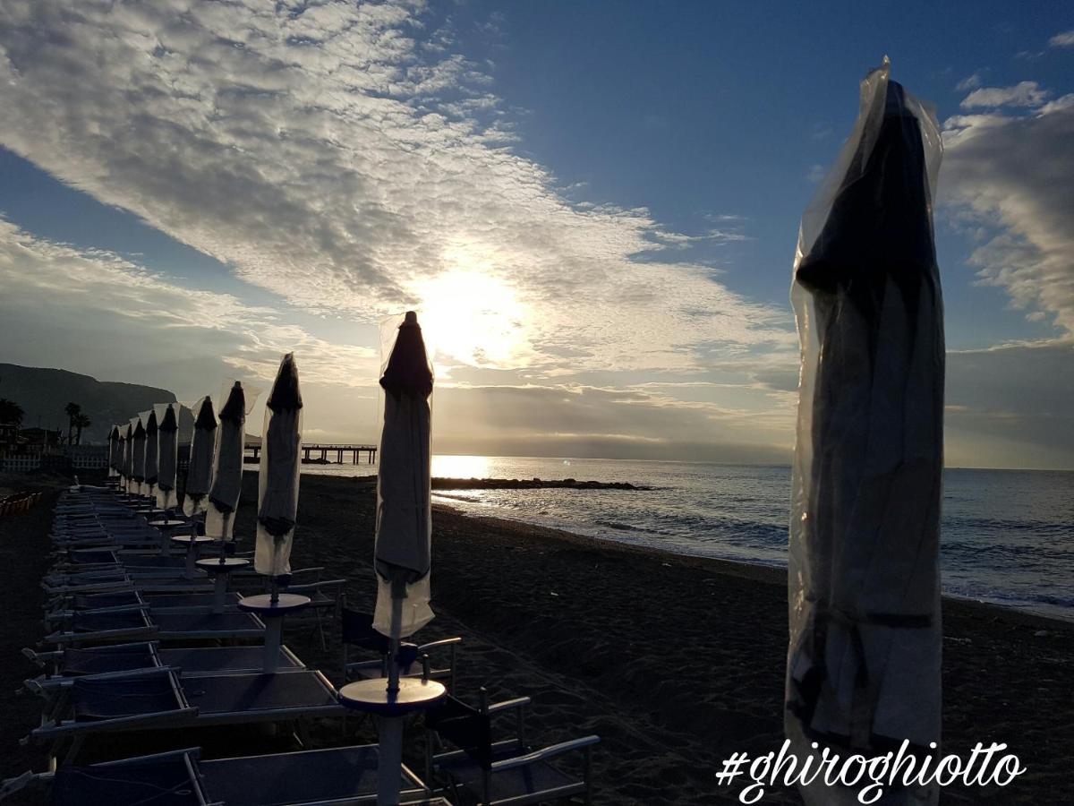 Ghiro Ghiotto Bed & Breakfast Pietra Ligure Exterior foto