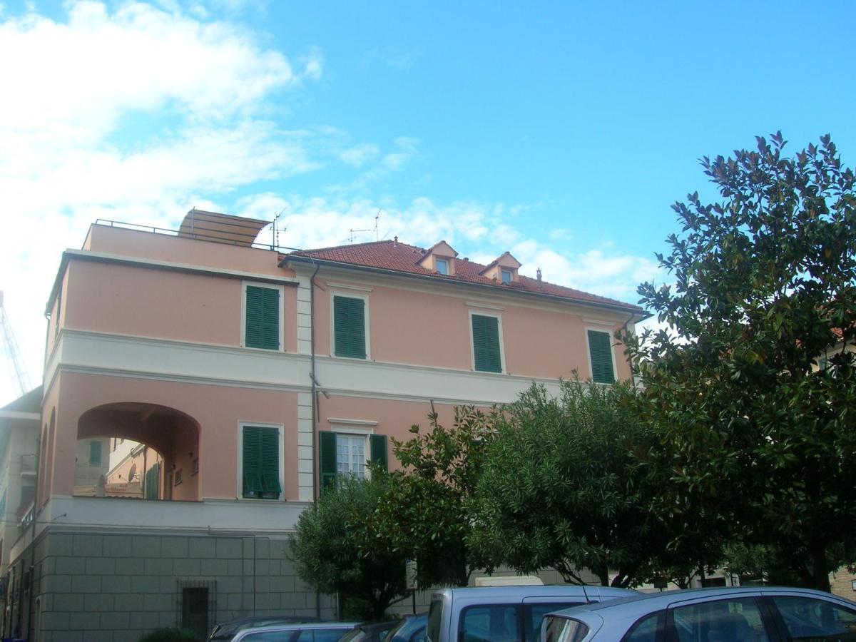 Ghiro Ghiotto Bed & Breakfast Pietra Ligure Exterior foto