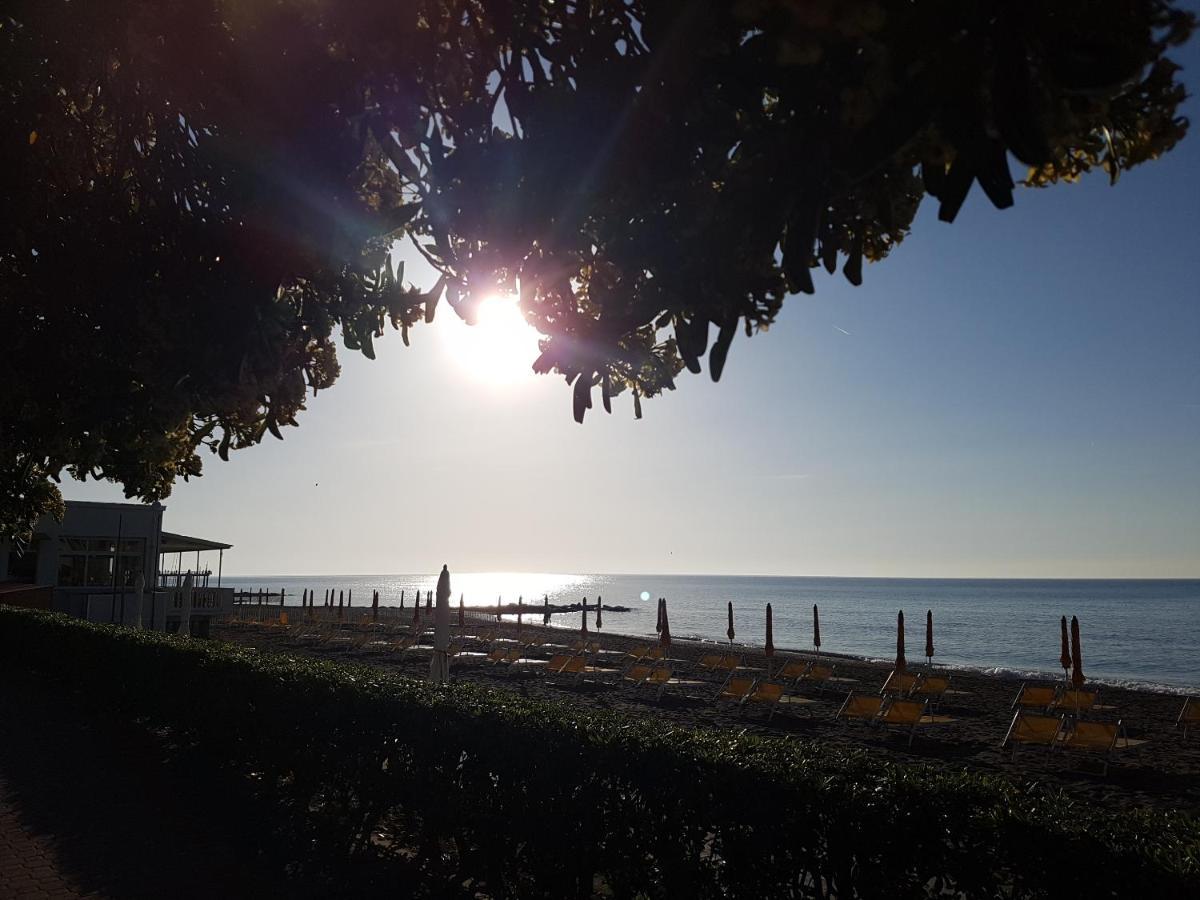 Ghiro Ghiotto Bed & Breakfast Pietra Ligure Exterior foto