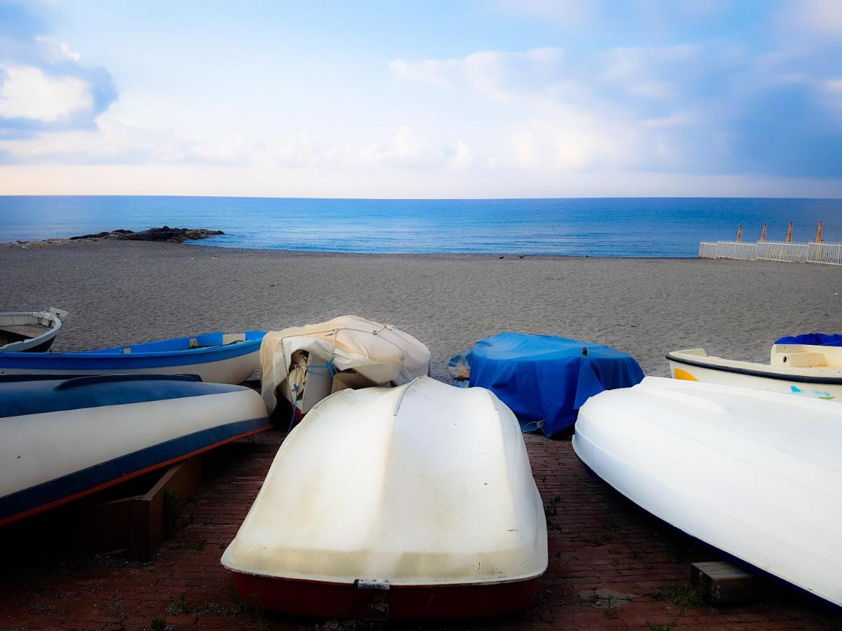 Ghiro Ghiotto Bed & Breakfast Pietra Ligure Exterior foto