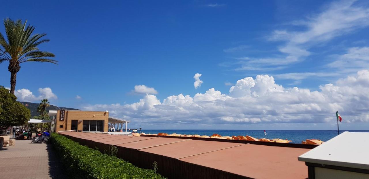 Ghiro Ghiotto Bed & Breakfast Pietra Ligure Exterior foto
